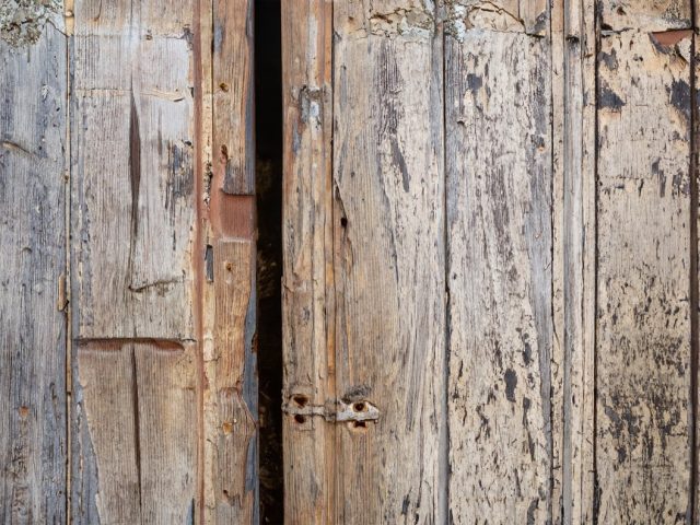 Réparer une porte de meuble qui se détache sans outil pro